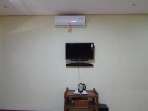 TV at/o entertainment center sa Nia Maretta House Syariah