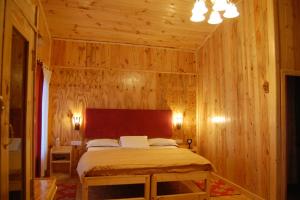 Postel nebo postele na pokoji v ubytování Surya Holidays Kodaikanal