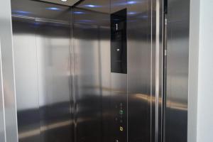 un ascensor de metal en una habitación con una pared en Ferienwohnung Alona, en Engelsbrand