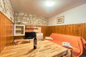 Habitación con cama y mesa con botella de vino en Apartment Donata, en Premantura