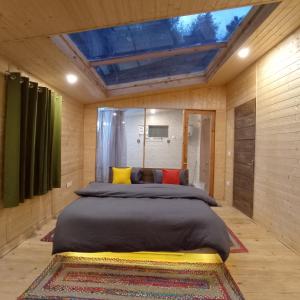 En eller flere senger på et rom på Stargazing Cottages Jibhi