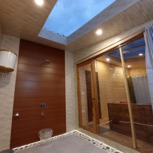 Et badeværelse på Stargazing Cottages Jibhi