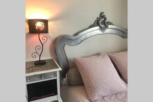 Posezení v ubytování LES HORTENSIAS Spacieuse Maison en ardoise du pays FIBRE