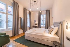 sypialnia z łóżkiem w pokoju z oknami w obiekcie Siegfried I levestate w Wiedniu