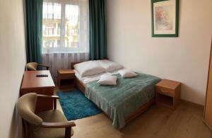 sypialnia z łóżkiem, biurkiem i oknem w obiekcie Willa Perełka w mieście Mielno