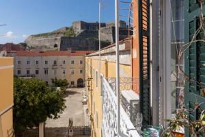 una vista desde un edificio con una colina en el fondo en Porta Spilea Boutique Apartments en Corfú