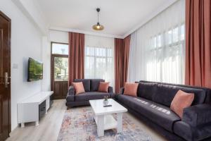 ein Wohnzimmer mit einem Sofa und einem Tisch in der Unterkunft Sayan Apart Hotel in Kemer
