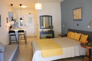 1 dormitorio con 1 cama grande y cocina en Mathesi apartment balcony, en Elia
