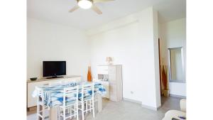 A television and/or entertainment centre at Trilocale La Praja Gallipolitravel