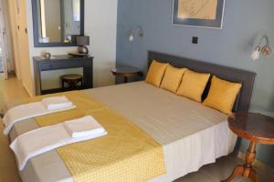 1 dormitorio con 1 cama grande y 2 toallas. en Mathesi apartment balcony, en Elia