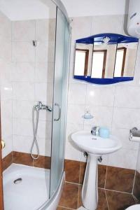 Kúpeľňa v ubytovaní (4890-3) Apartment in Metajna with balcony, air conditioning, WiFi