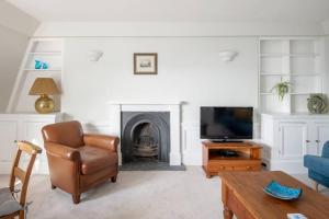 a living room with a fireplace and a television at Rooftop Retreat - 2 Double Beds w/ Stunning Views in Bath