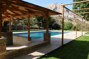 um pavilhão com uma piscina num quintal em Sayyod Yurt Camp em Sayyod