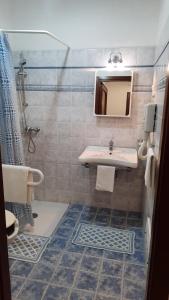 A bathroom at Costa Gaia Rooms