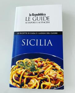 een doos sigiriya pasta met vlees en groenten bij Suite Quaroni in Palermo