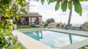 una piscina frente a una casa en La Colombière, en Grasse