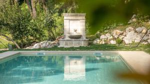 格拉斯La Colombière的院子里有带喷泉的游泳池