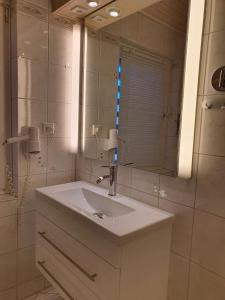 un baño con lavabo y espejo en Simone's Ferienwohnung am Plöner See, en Bosau