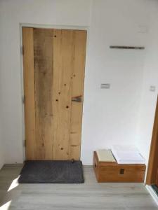 Habitación con puerta de madera y caja de madera. en 花總管, en Chin-yüan