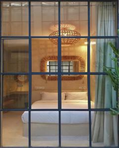 widok na łóżko przez okno w obiekcie Miostello Lifestyle Hostel Marrakech w Marakeszu