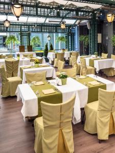 A restaurant or other place to eat at Grand Hotel Sofia