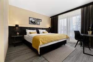 Giường trong phòng chung tại COURT HOTEL +35 ảnh