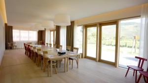 a dining room with a long table and chairs at WeinKulturgut Longen-Schlöder in Longuich