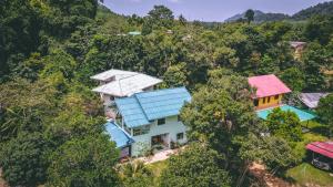 an aerial view of a house in the forest at JENI Homestay โฮมสเตย์หลังใหญ่ปิ้งย่างได้ in Ko Chang