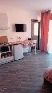 - un salon avec un bureau et une table dans l'établissement DIMENTICA IL CERVELLO, à Palerme