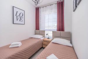 Posteľ alebo postele v izbe v ubytovaní Apartment Flamingo 41 by Noclegi Renters