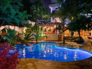 בריכת השחייה שנמצאת ב-Los Lagos Resort Hotel או באזור