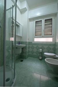 y baño con ducha, lavabo y aseo. en The Photos Room B&B, en Roma