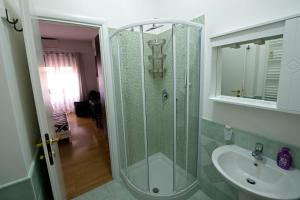 A bathroom at The Photos Room B&B