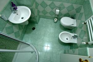 y baño con lavabo, aseo y ducha. en The Photos Room B&B, en Roma