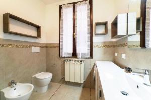 a bathroom with a toilet and a sink and a toilet istg at Appartamento a Rialto, calle della Madonna in Venice