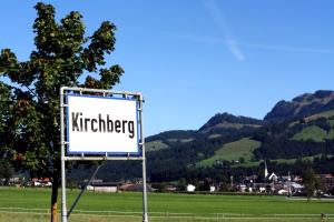 una señal que lee kirkelride delante de un campo en Roulette Apartments und Zimmer Kirchberg, en Kirchberg in Tirol