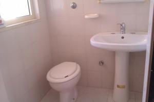 ナルドにあるVilla Rusticaのバスルーム(トイレ、洗面台付)