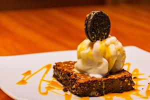 a dessert with ice cream and a cookie on top at Los Lagos Resort Hotel in Capiatá