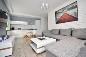 Kuchyň nebo kuchyňský kout v ubytování APARTAMENT - DZIWNÓWEK - LEŚNE TARASY - 45B/10 - 150 M OD MORZA + 16 fotografií