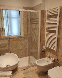 a bathroom with a shower and a sink and a toilet at Casa Vacanze Medit in Alassio