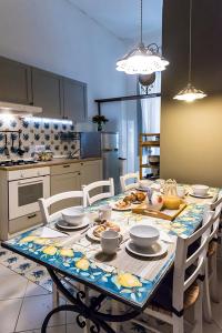 eine Küche mit einem Tisch mit Essen drauf in der Unterkunft La Casa Napoletana - LS Accommodations in Neapel