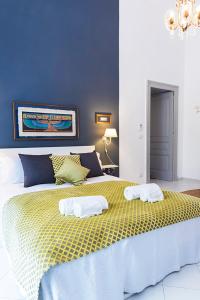 ein Schlafzimmer mit einem großen Bett mit zwei Handtüchern darauf in der Unterkunft La Casa Napoletana - LS Accommodations in Neapel