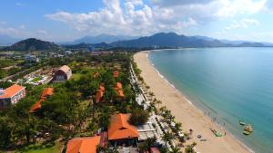 una vista aérea de la playa y del océano en Cube homestay Phan Rang cách biển 300m to the beach en Phan Rang