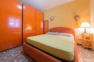 レウカにあるVilla Cosentini con Jacuzzi Privata by HDSalentoのベッドルーム(大型ベッド1台、シャワー付)