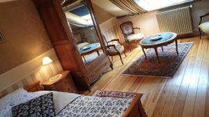 an overhead view of a room with a bed and a table at Le Prangeleux in Tenneville