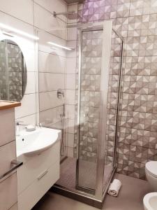 A bathroom at Il Mare di Roma Deluxe