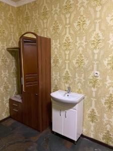 y baño con lavabo y espejo. en Готель-ГАЙСИН-Ресторан en Haysyn