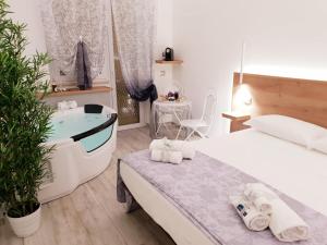 A bed or beds in a room at Il Mare di Roma Deluxe