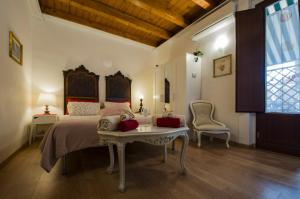 カターニアにあるOasi al Duomoのベッドルーム1室(ベッド1台、テーブル、窓付)