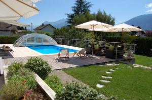 Bazen v nastanitvi oz. blizu nastanitve B&B L'Eden